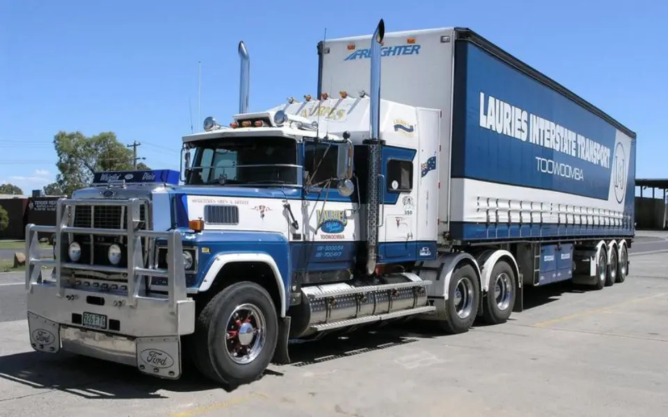 Zašto domaći kamioni ne usmjeravaju svoje izduvne cijevi prema gore?